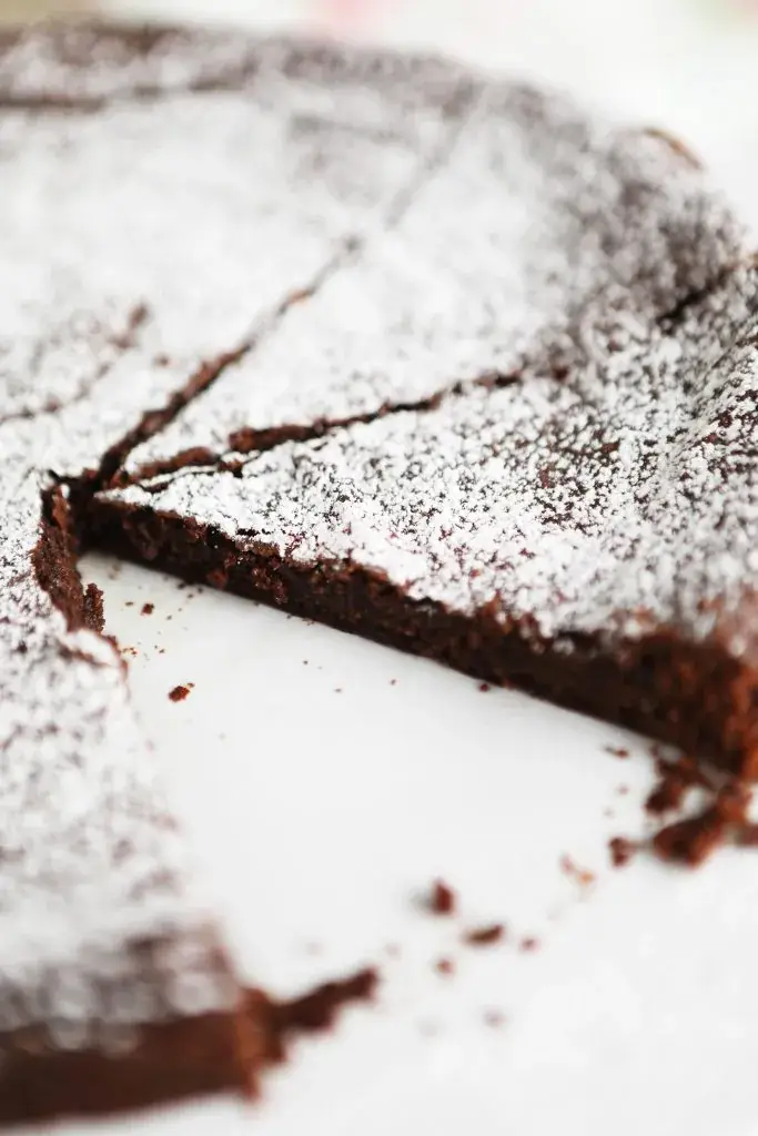 Äggfri kladdkaka med florsocker, skuren i bitar