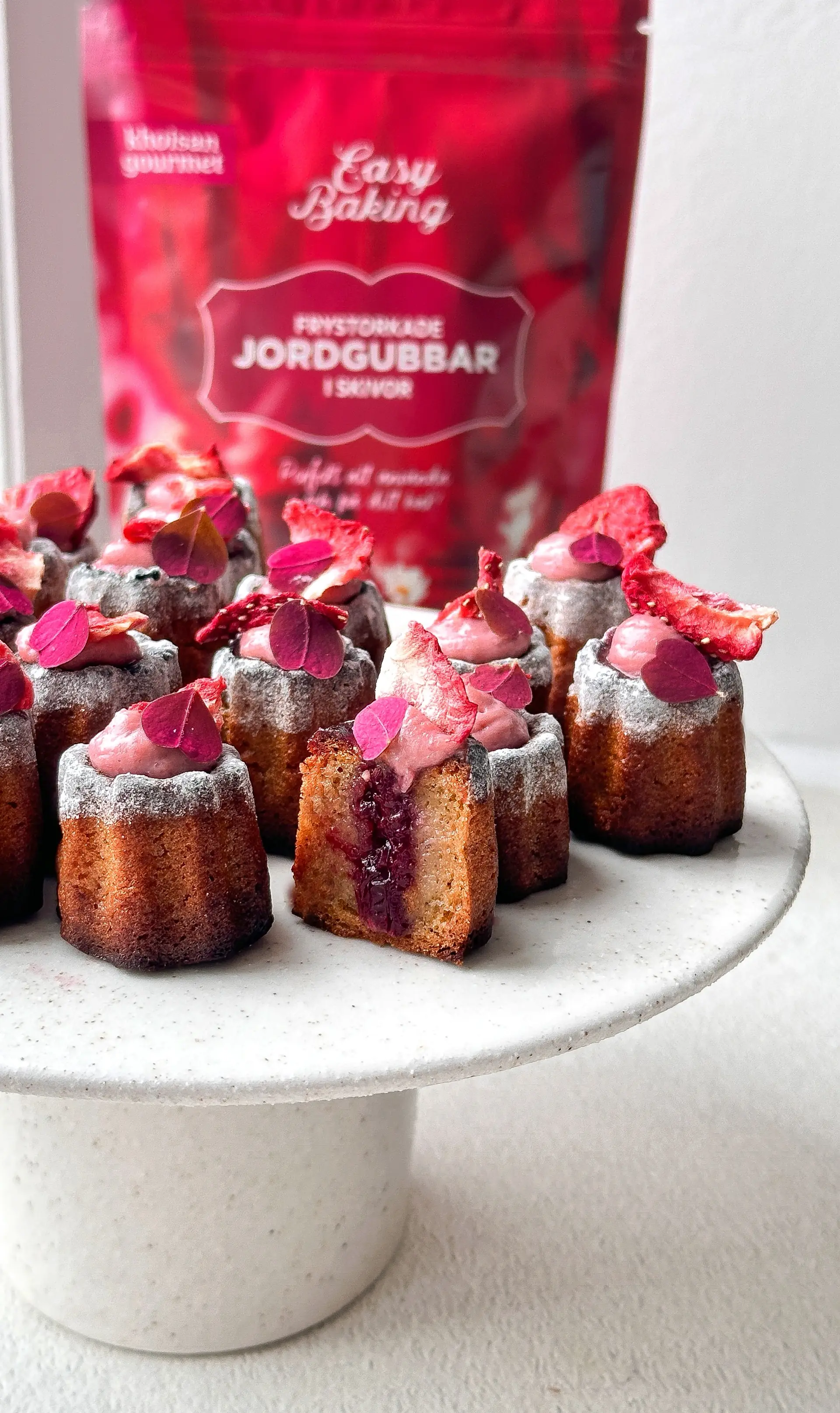 Canelé de Bordeuax med vanilj och jordgubbar