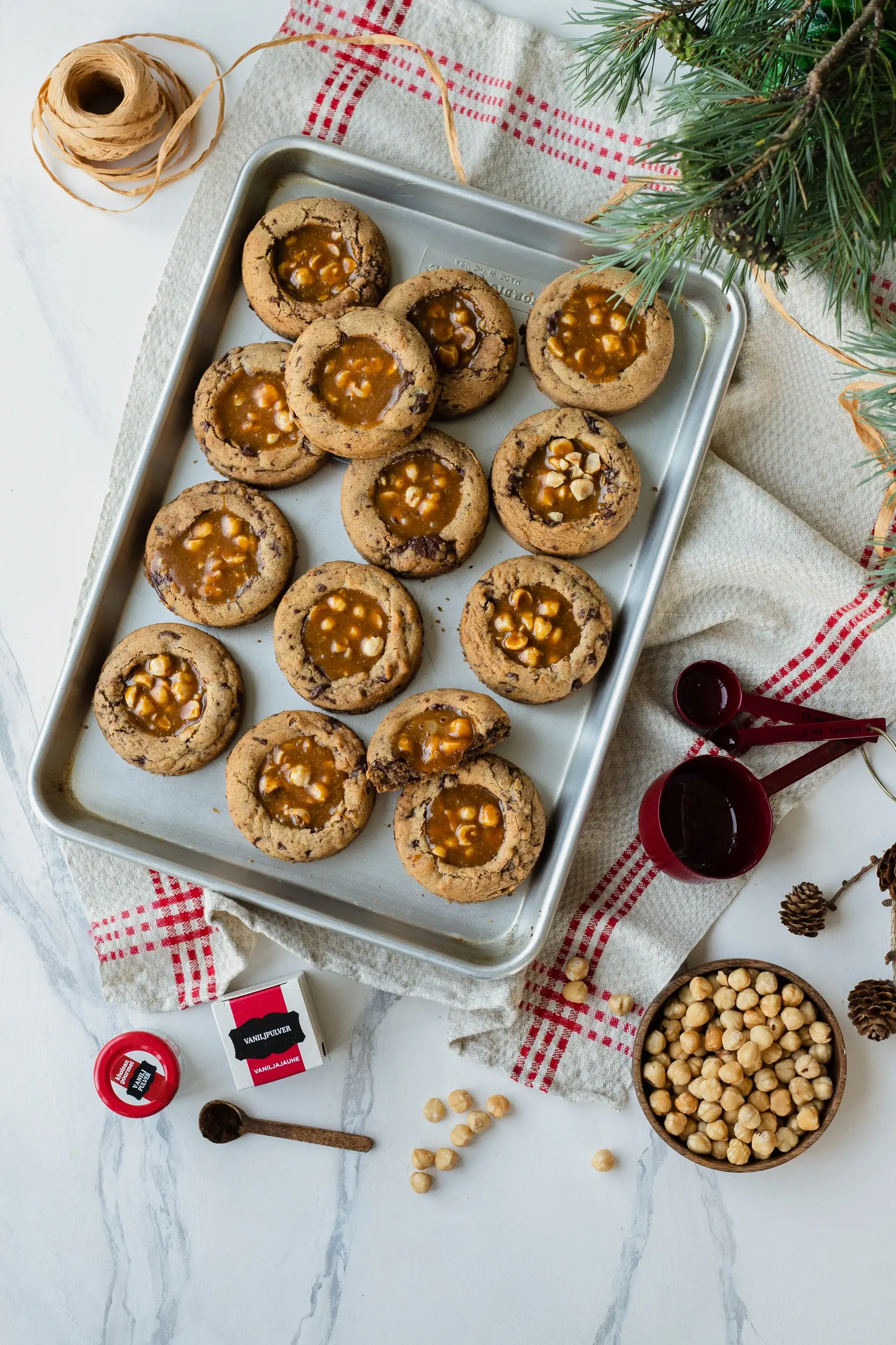 Chocolate chip cookies med brynt smör och rostade hasselnötter och vaniljkola