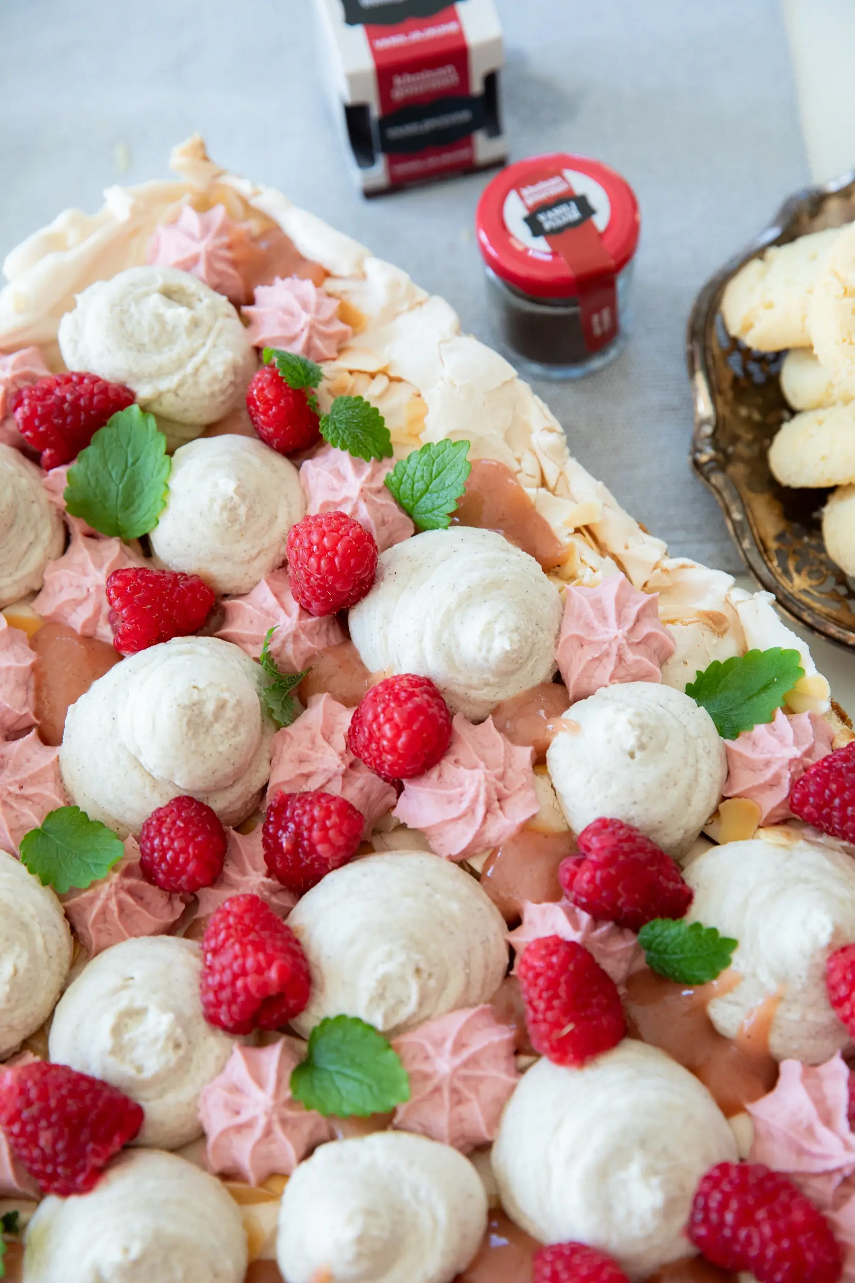 Pinocchiotårta med vanilj- och hallonmousse
