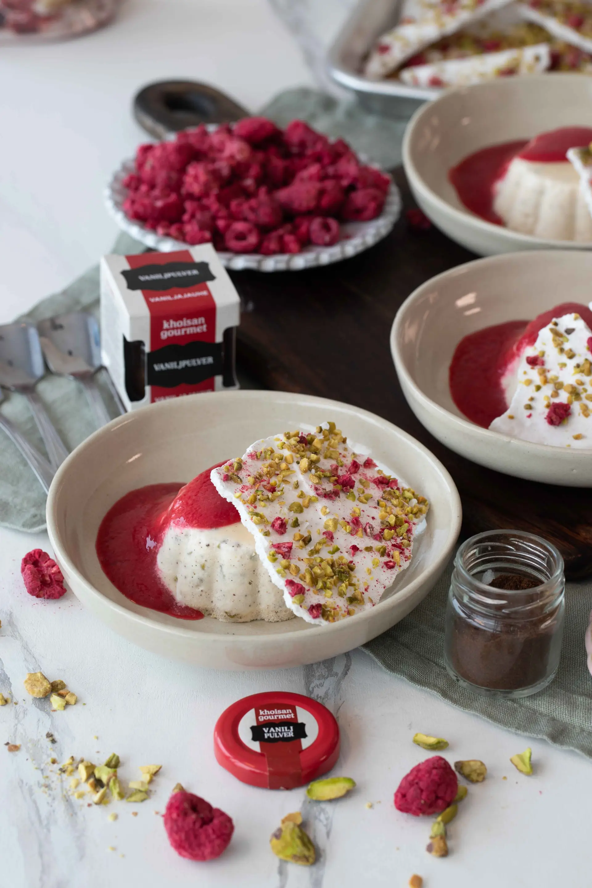 Vaniljparfait med pistage- och hallonmarängflarn