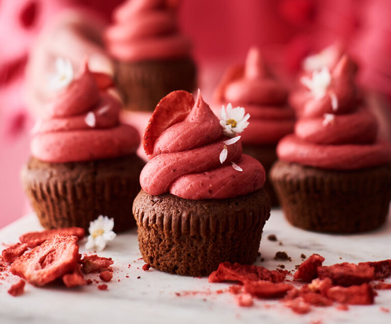 Chokladcupcakes med jordgubbsfrosting